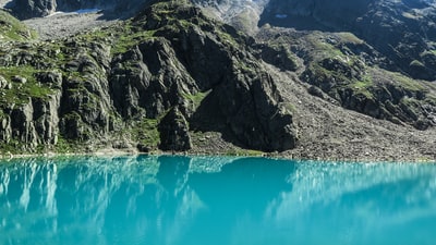 沿山体的湖泊